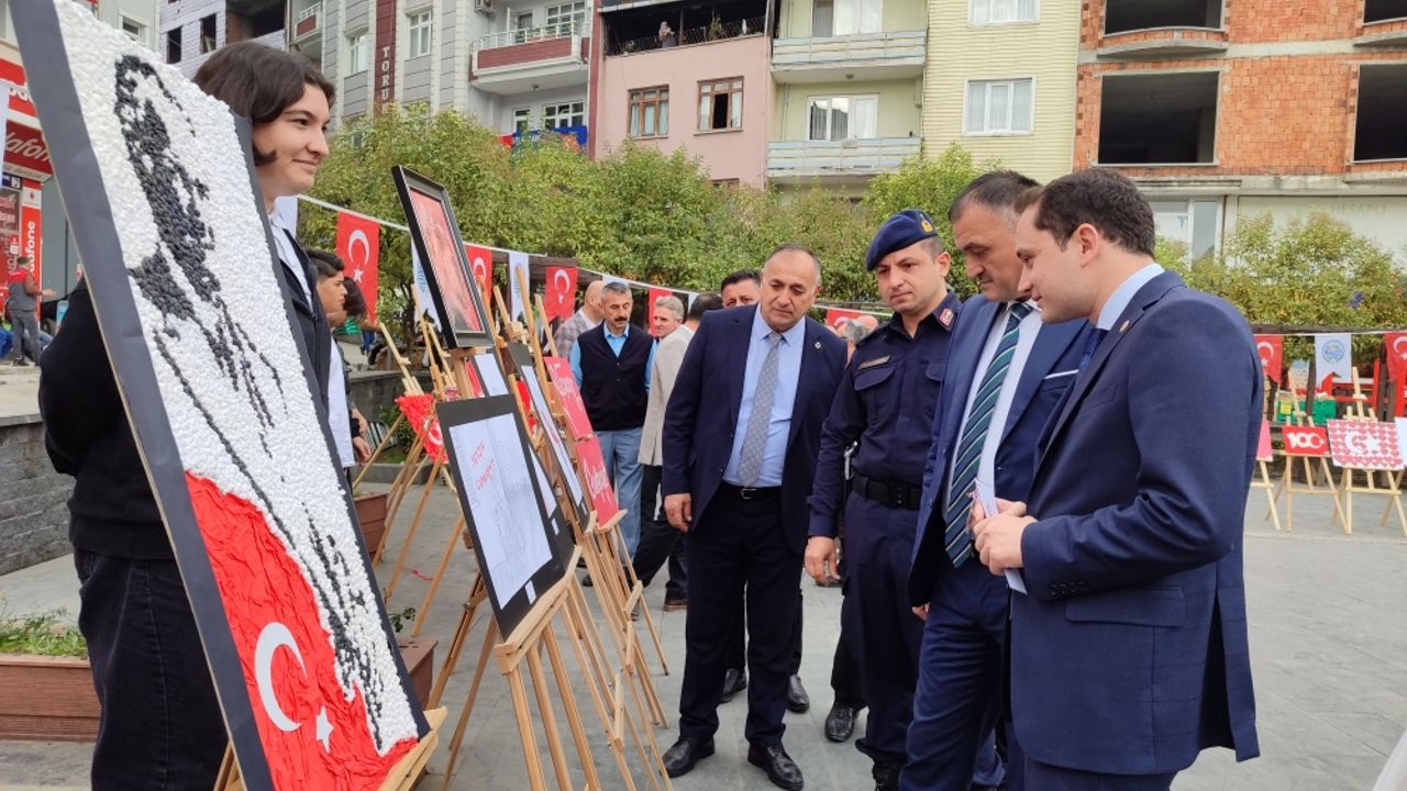 Salıpazarı ilçesinde Atatürk ve Türk bayrağı temalı resim sergisi açıldı.