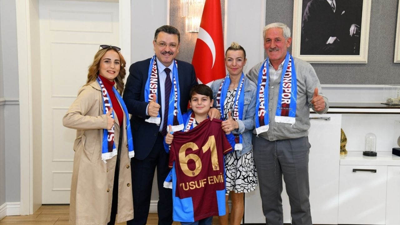 Ortahisar Belediye Başkanı Genç Trabzonspor taraftarı Yusuf Emir'e forma hediye etti