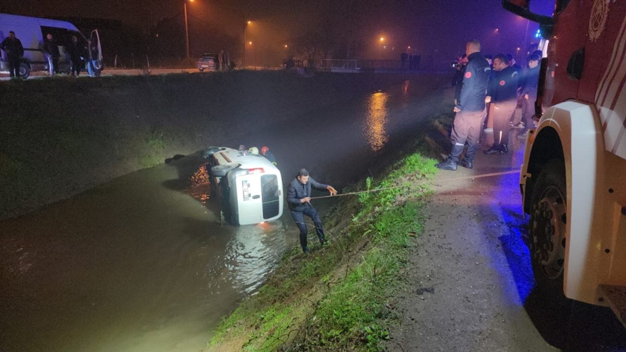 Düzce'de dereye yuvarlanan araçtaki 4 kişi kurtarıldı