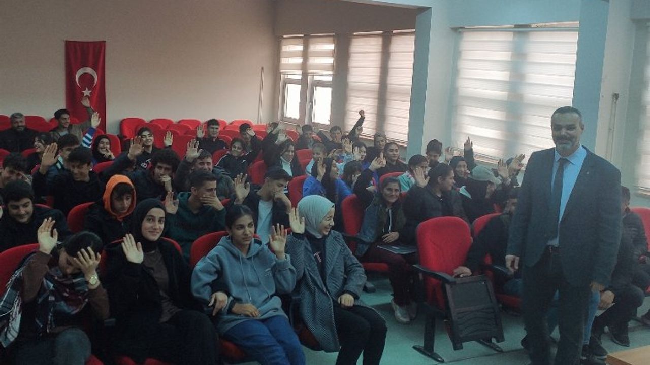 Hasankeyf’te 'başarıda arkadaş seçimi' konferansı