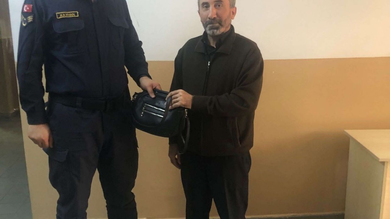 Samsun'da jandarma yol kenarında bulduğu çantayı sahibine teslim etti