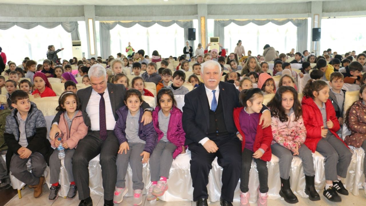 Trabzon'da ilkokul öğrencileri tiyatro izledi