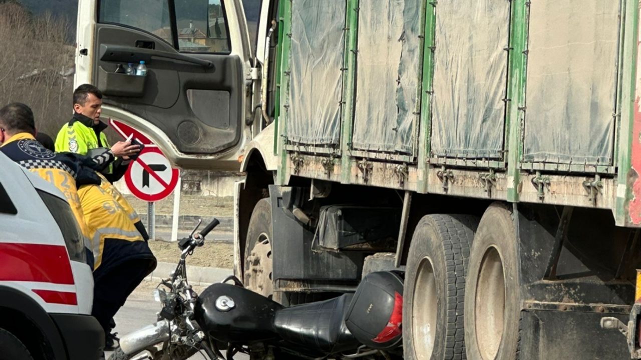 Mudurnu'da kamyonla çarpışan motosikletin sürücüsü yaralandı