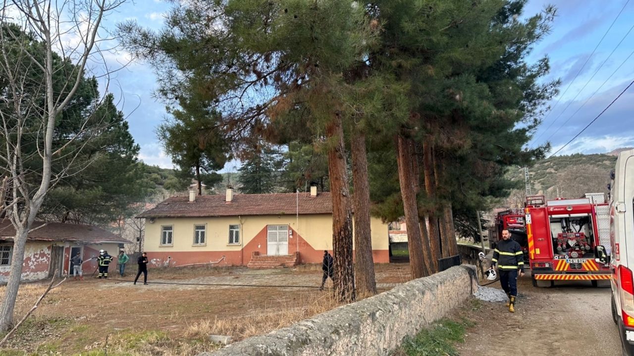 Niksar'da kullanılmayan köy okulundaki yangın hasara yol açtı