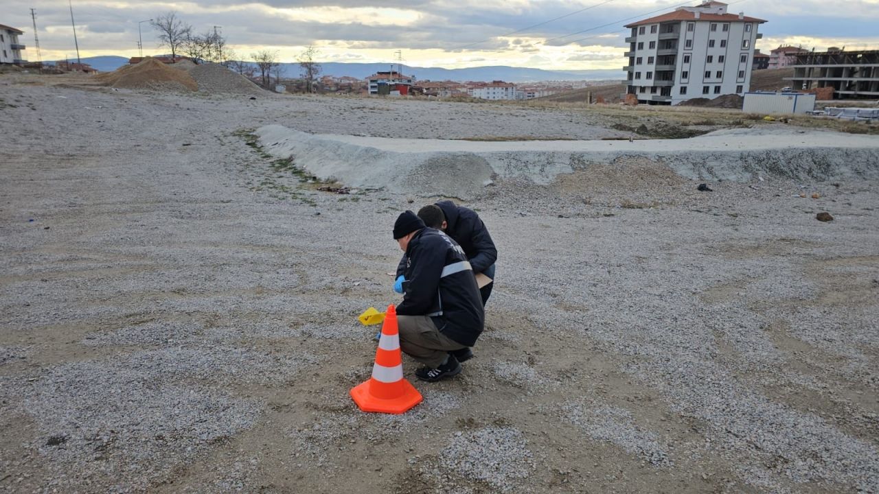 Çorum'da polisten kaçarken üzerindeki uyuşturucuyu dökmeye çalışan kişi yakalandı