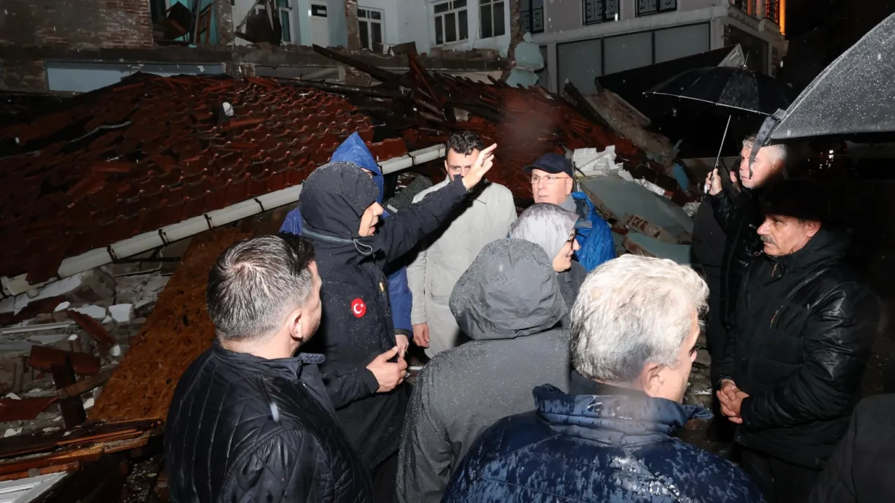 6,1'lik deprem sonrasında Bakan Yerlikaya sahada