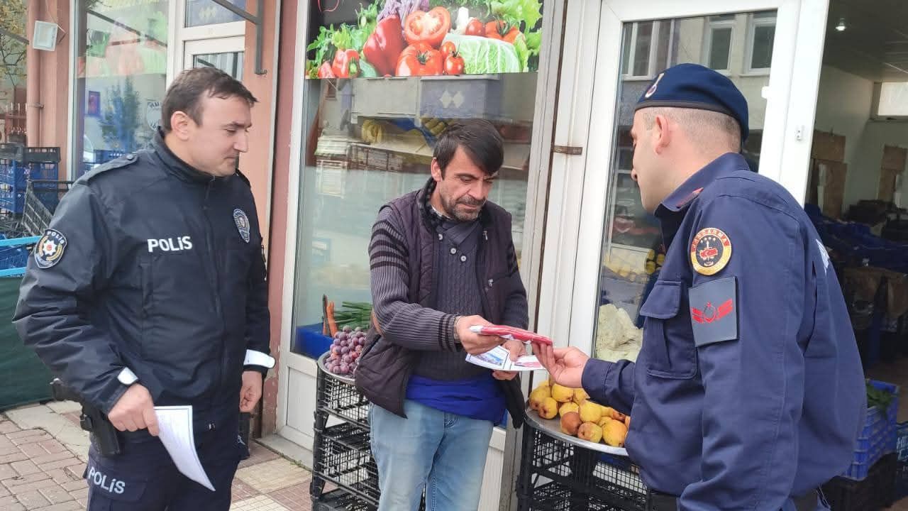 Ağlı'da esnafa Türk bayrağı dağıtıldı