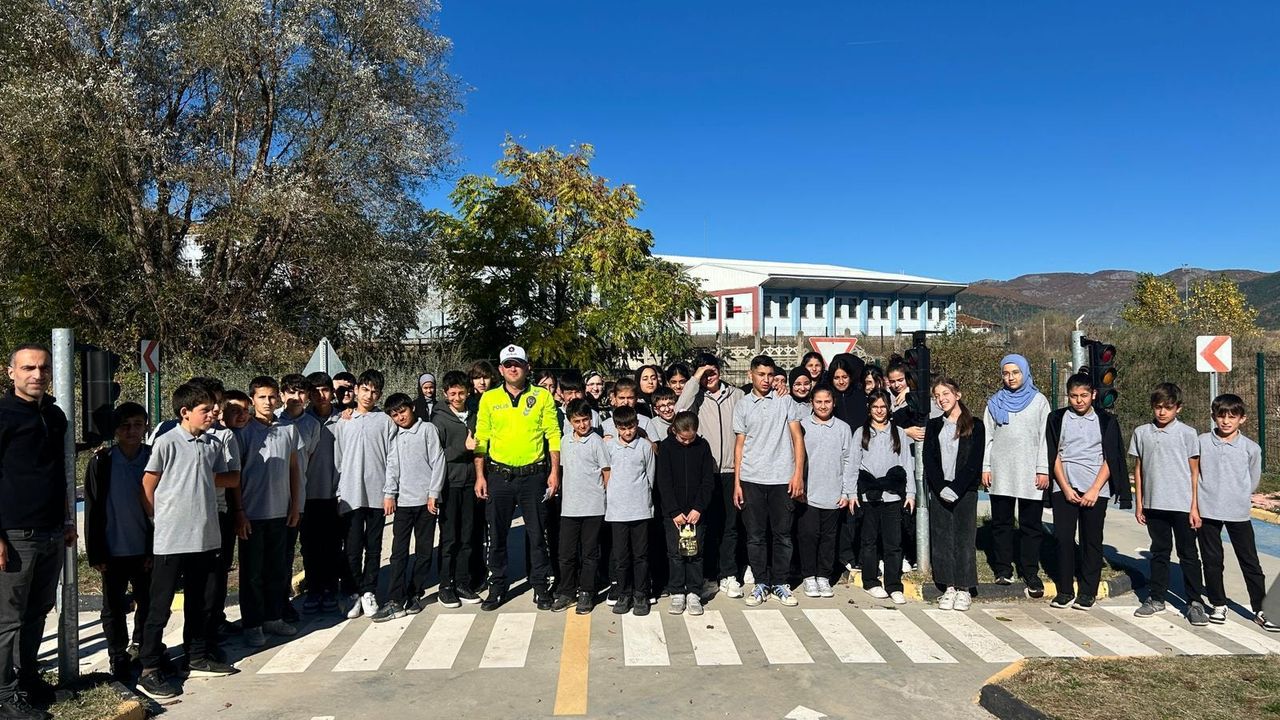 Almus'ta öğrencilere trafik eğitimi verildi