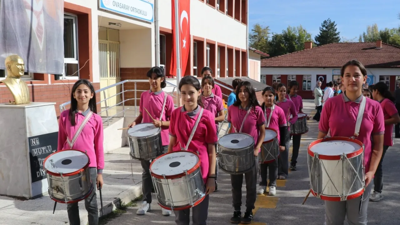 Amasya'da köy okulu bando kurdu