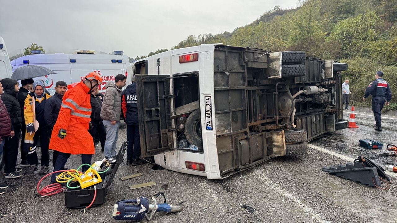 İŞÇİ SERVİSİ DEVRİLDİ, 1 KİŞİ HAYATINI KAYBETTİ