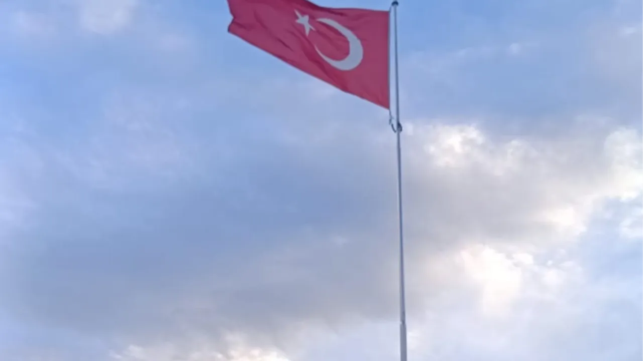 Bilecik Gümüşdere'de 20 metrelik Türk Bayrağı göklerde
