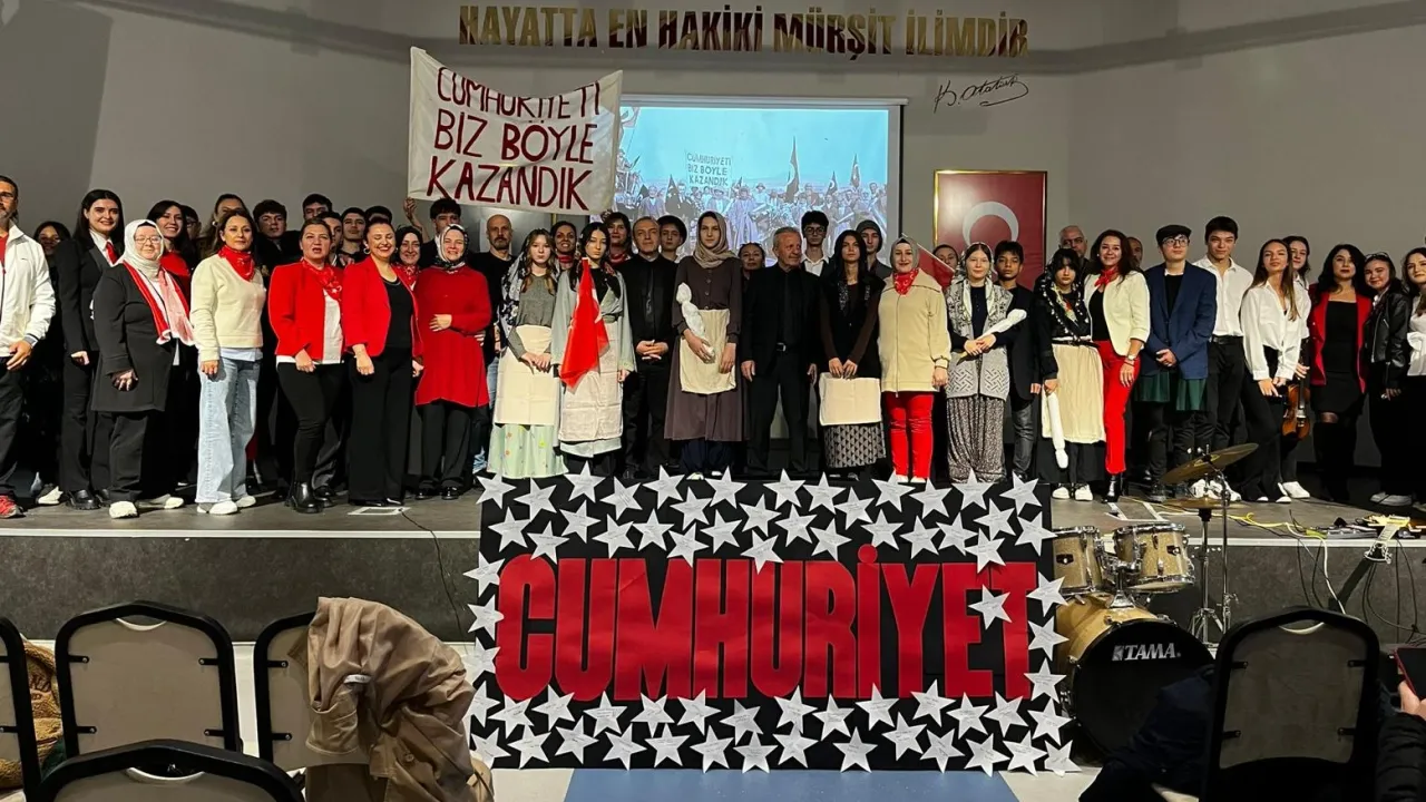 Bursa Erkek Lisesi'nde 'Cumhuriyeti Biz Böyle Kazandık' oratoryosu