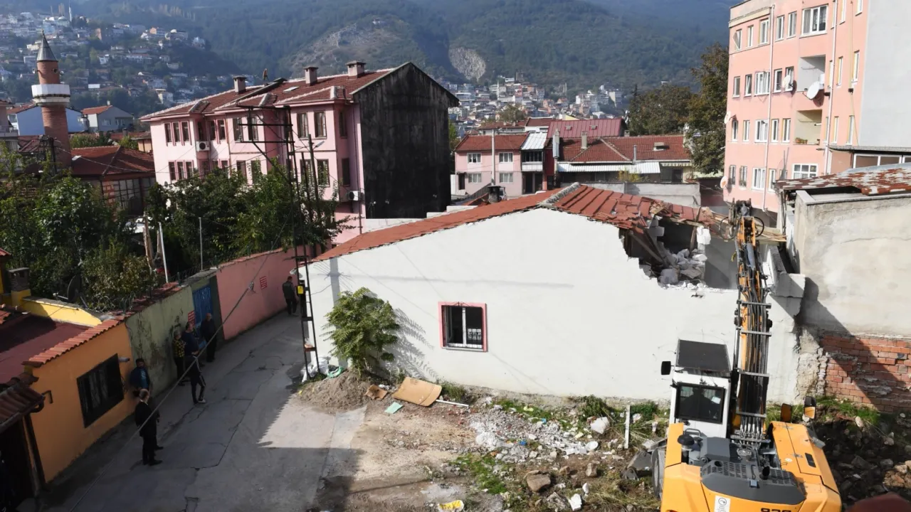 Bursa Osmangazi Belediyesi'nden tarihi koruyan yıkım