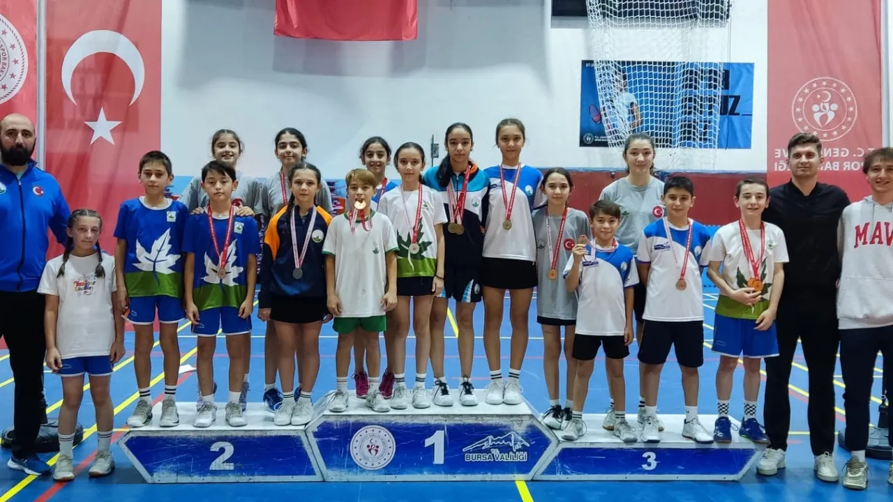 Bursa Osmangazili badmintoncular madalyaya doydu
