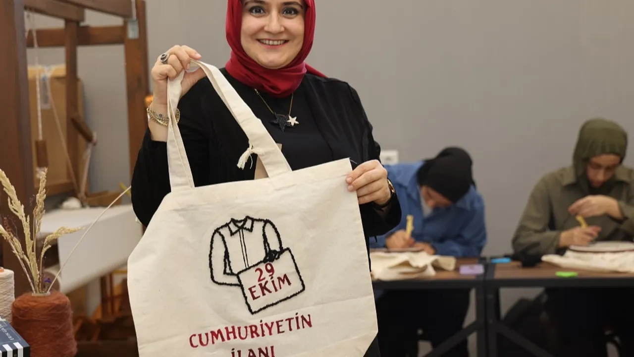 Cumhuriyet'in 102. yılına özel ay yıldızlı çantalar