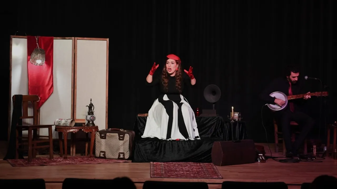 Cumhuriyet'in kuruluşu Bursa Osmangazi'de tek kişilik müzikalle anlatıldı