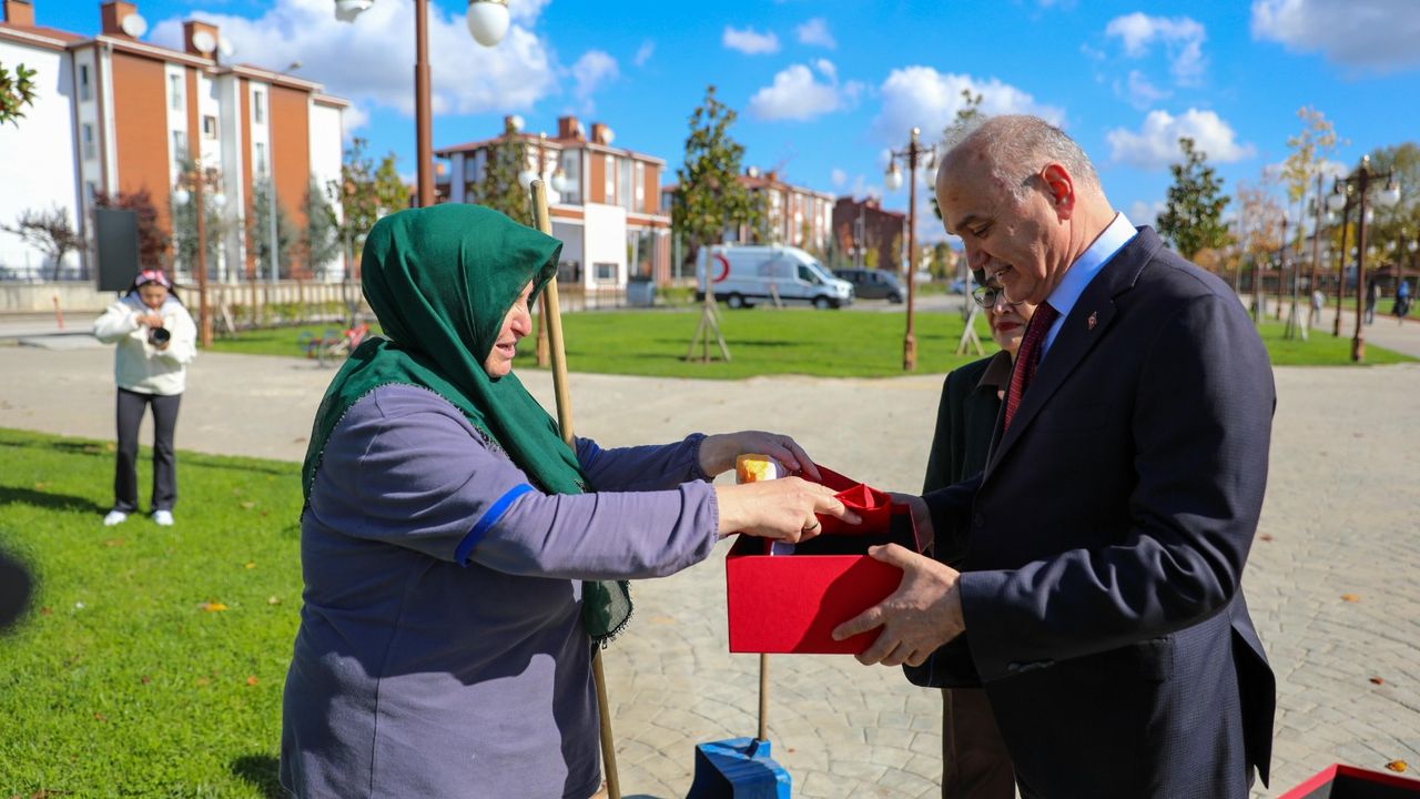 Düzce Belediye Başkanı Özlü, temizlik işçisinin bayrak hassasiyetine duyarsız kalmadı