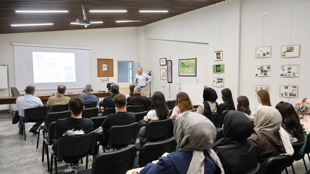 Düzce Üniversitesinde 'Bağ, Bahçe, Çiçek Konferansı' düzenlendi