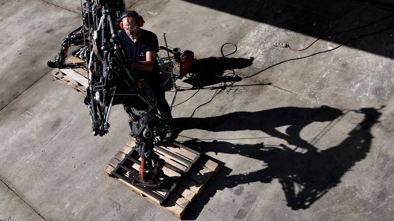 Düzce'de motor ustası Gazze'deki direnişi simgeleyen maket robotlar yaptı