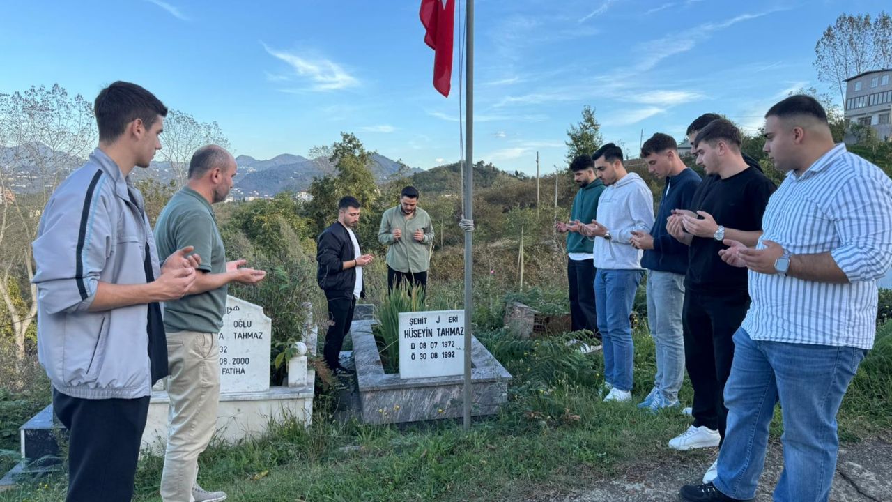 Espiye'de üniversite öğrencilerinden şehit mezarına ziyaret