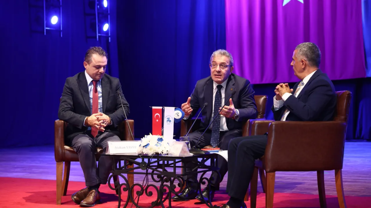 Gazeteci Çelik Türkiye'nin konumunu DEÜ'de değerlendirdi