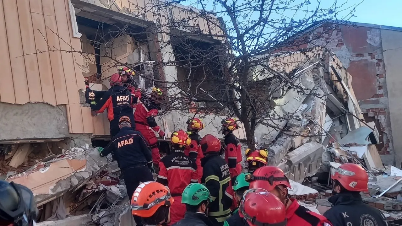 Gebze'de bina çöktü: 5 kişi enkaz altında