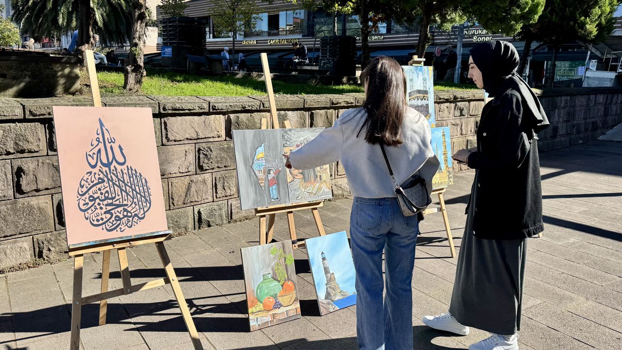 Giresun'da üniversite öğrencileri resim sergisi açtı