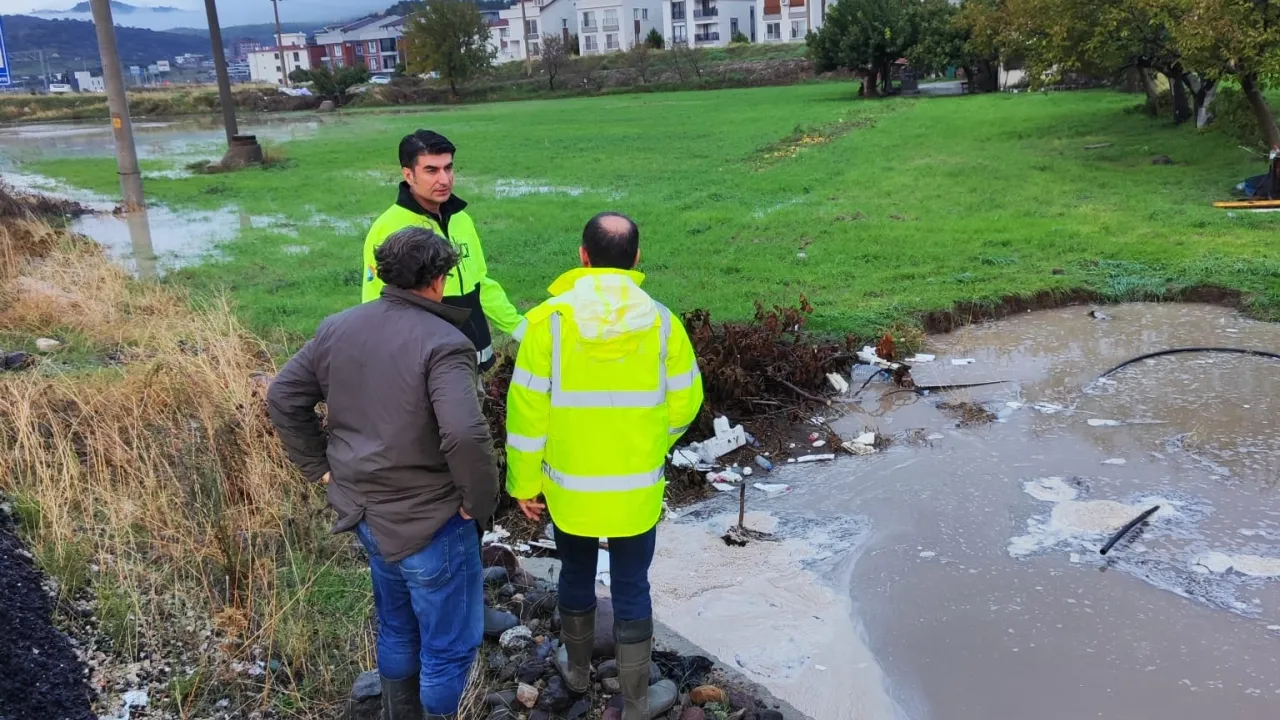 İzmir Bergama aşırı yağışlarla mücadele ediyor