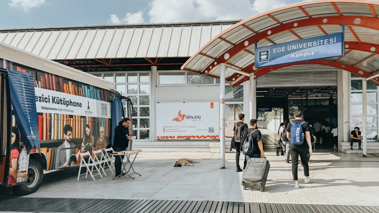 İzmir'de Gezici Kütüphane, Ege Üniversitesi Metro durağında