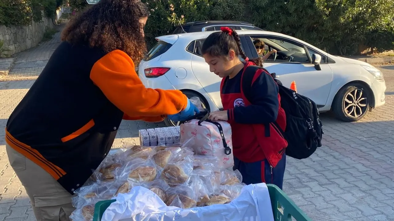 İzmir'de Süt-Simit projesi devam ediyor