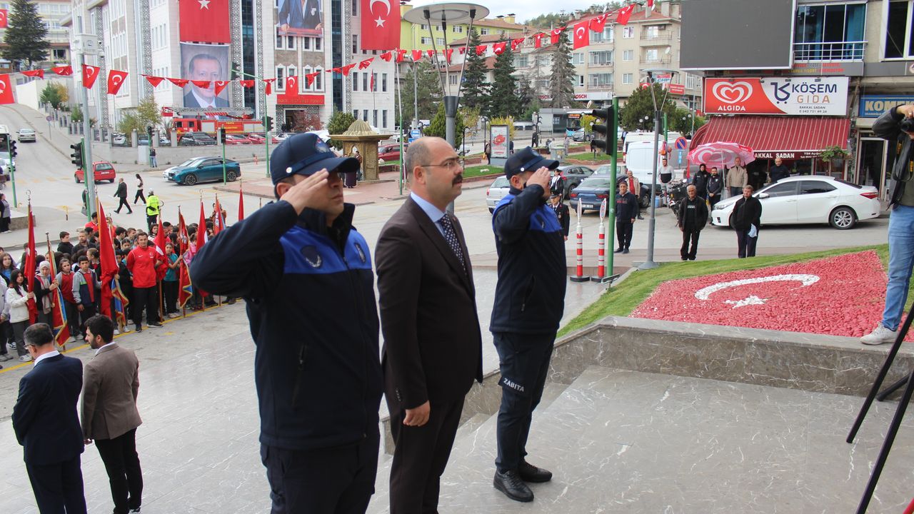 Kastamonu'nun ilçelerinde çelenk sunma töreni düzenlendi