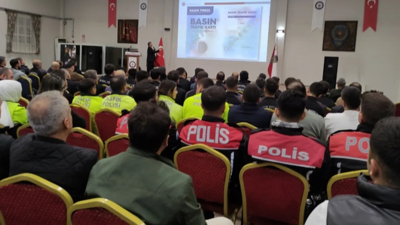 Konya'da emniyet mensuplarına 'Basın Kartı' bilgilendirmesi