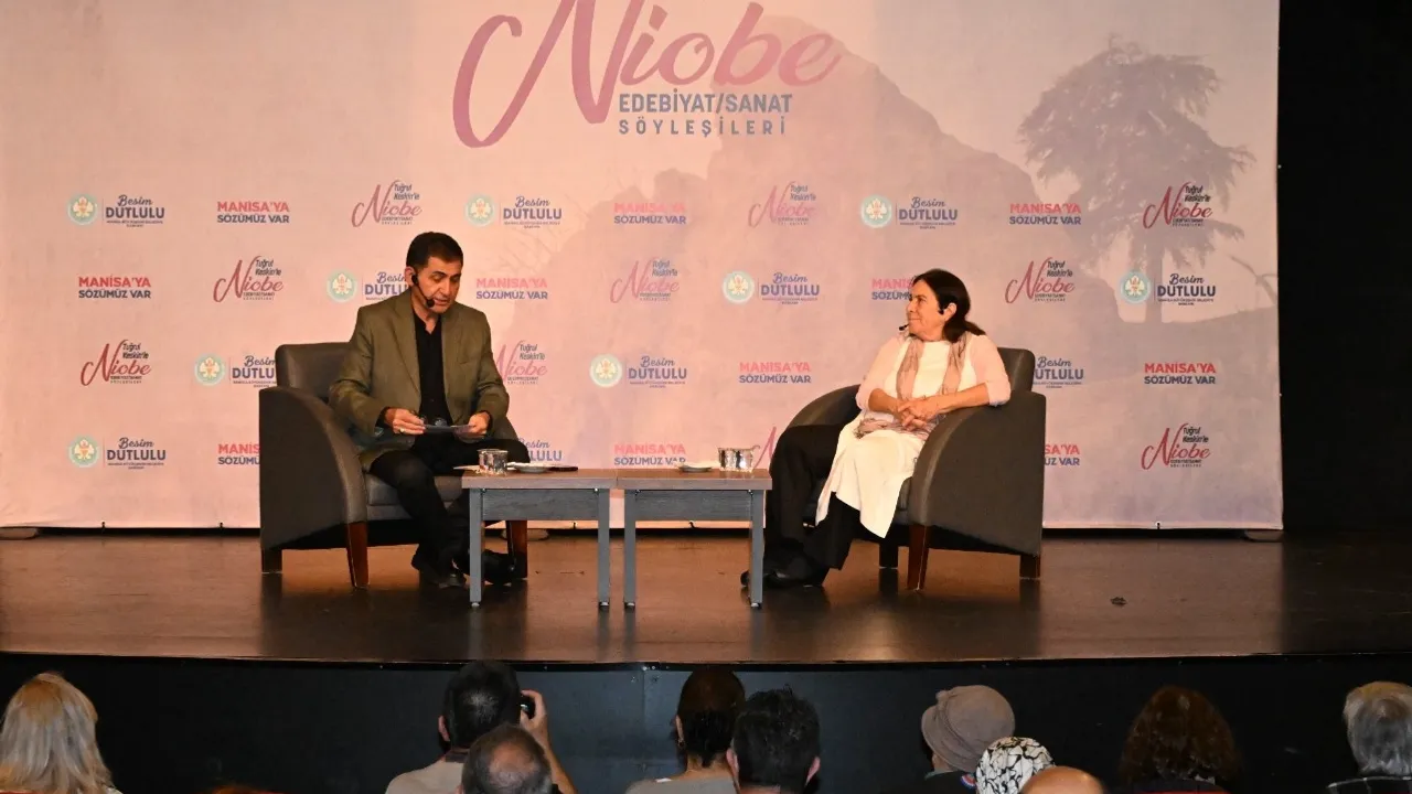 Latife Tekin Manisa'da sanatseverlerle buluştu