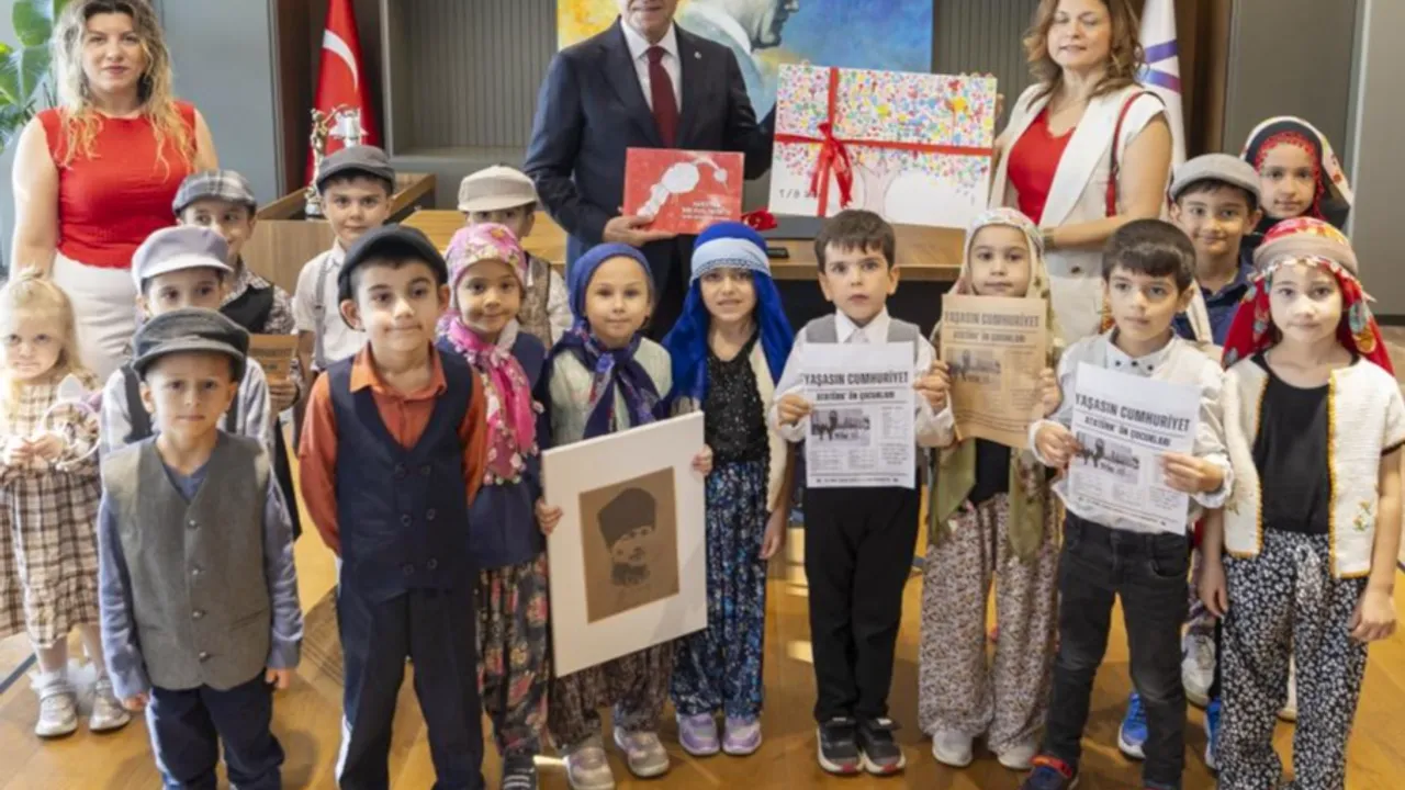 Mersin'de miniklerden Cumhuriyet coşkusu