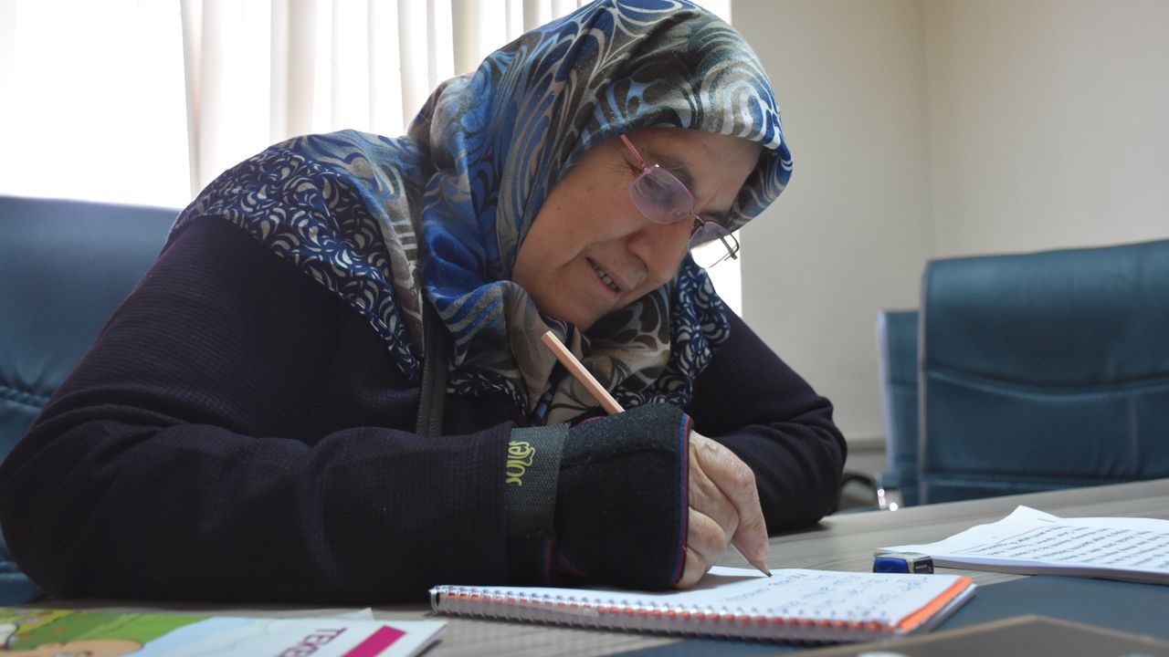 Okuma yazma hayalini 70 yaşında gerçekleştirdi