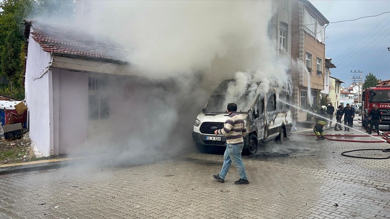Park halindeki minibüste çıkan yangın ev ve iş yerine sıçradı