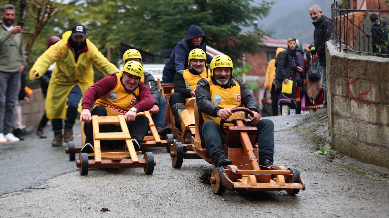 Rize'de tahta arabalar yağmura rağmen 'Laz Ralli'de yarıştı