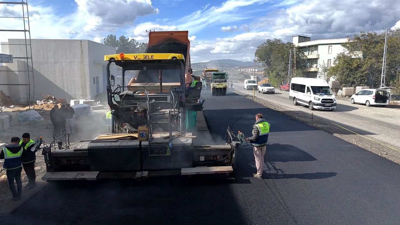 Samsun Büyükşehir Belediyesi 17 ilçede yol çalışmalarını sürdürüyor