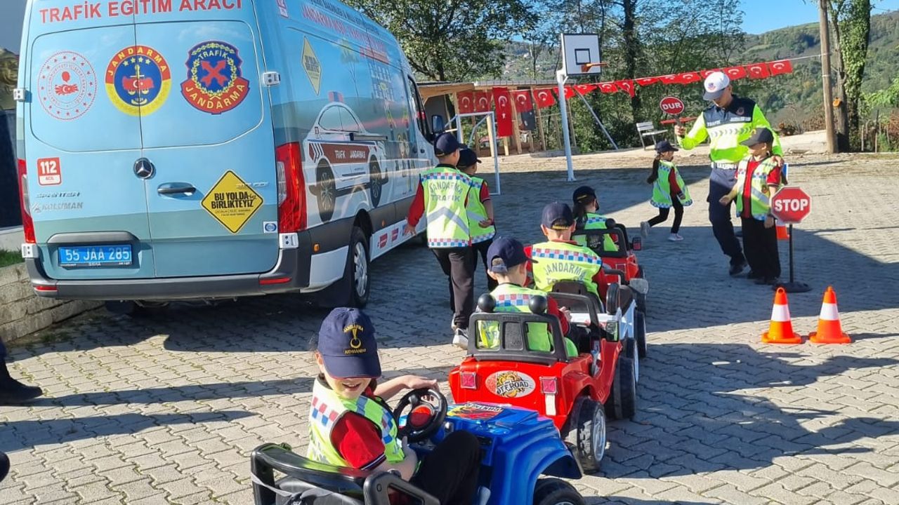 Samsun'da kırsal bölgedeki ilkokulda uygulamalı trafik eğitimi verildi