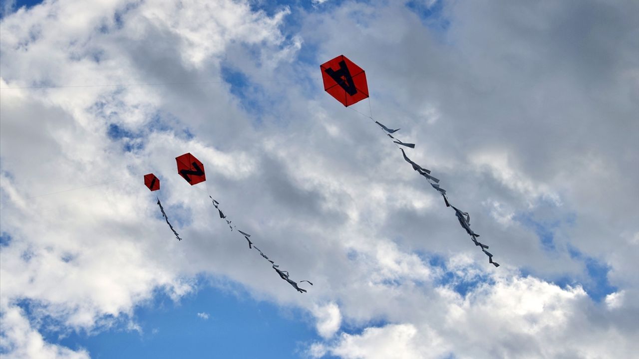 Samsun'da LÖSEV gönüllüleri 'Atam İzindeyiz' temalı uçurtma şenliği düzenledi