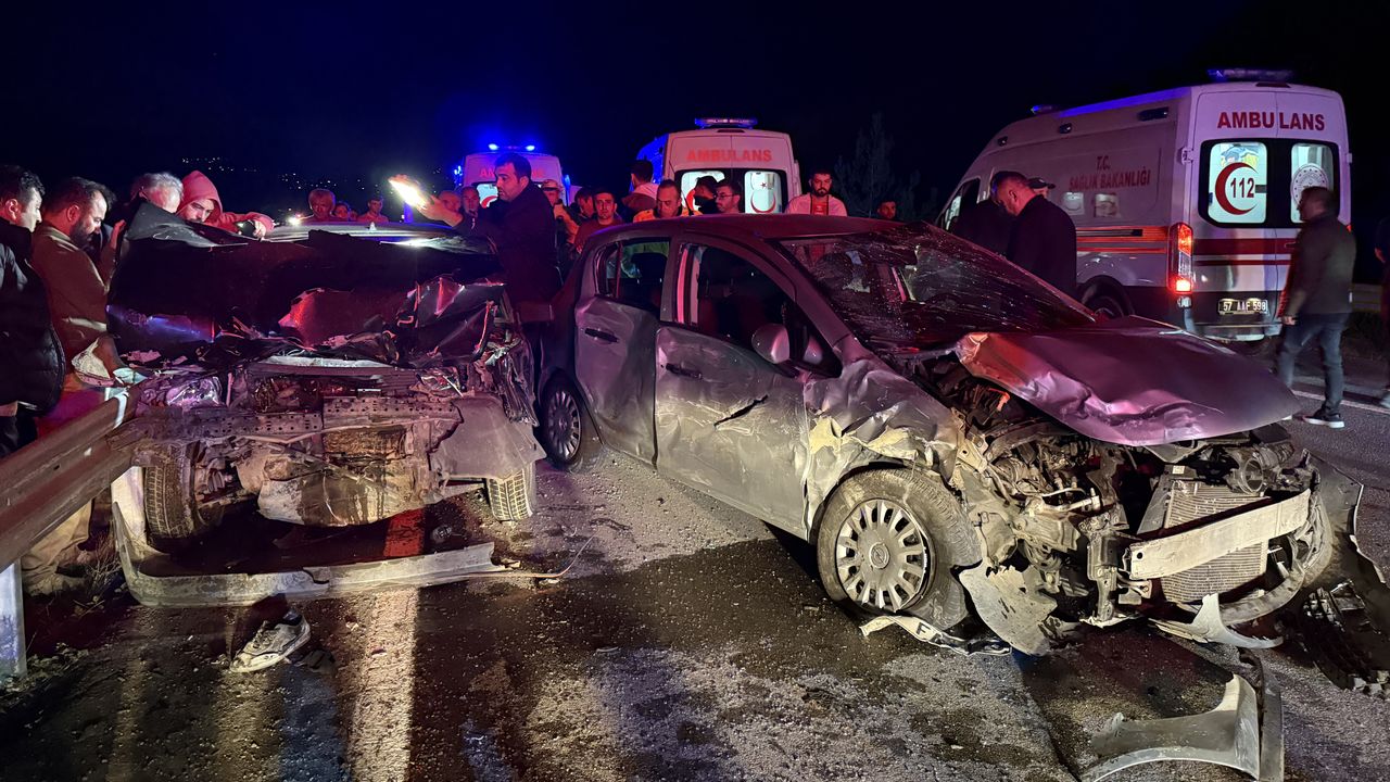 Sinop'ta lastik değişimi yapan araca başka bir aracın çarptığı kazada 4 kişi yaralandı