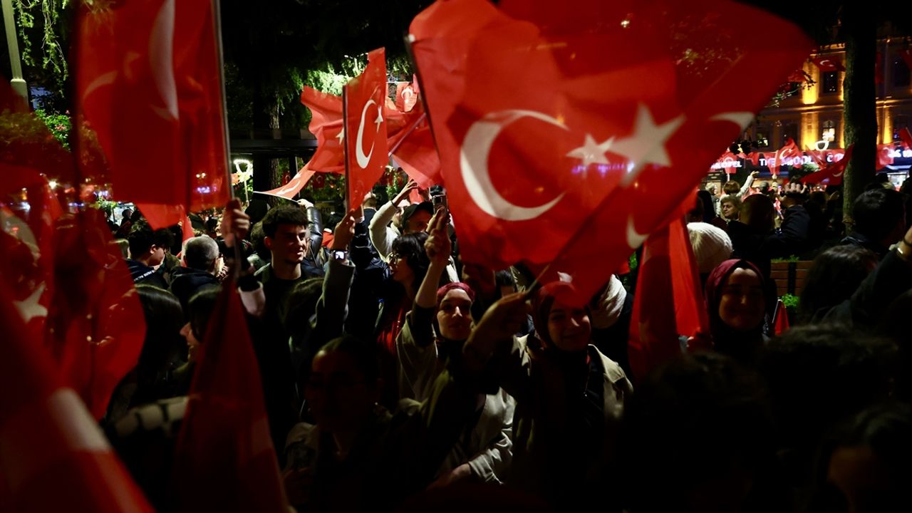 Trabzon ve çevre illerde Cumhuriyet'in 102. yıl dönümü fener alayı ile kutlandı