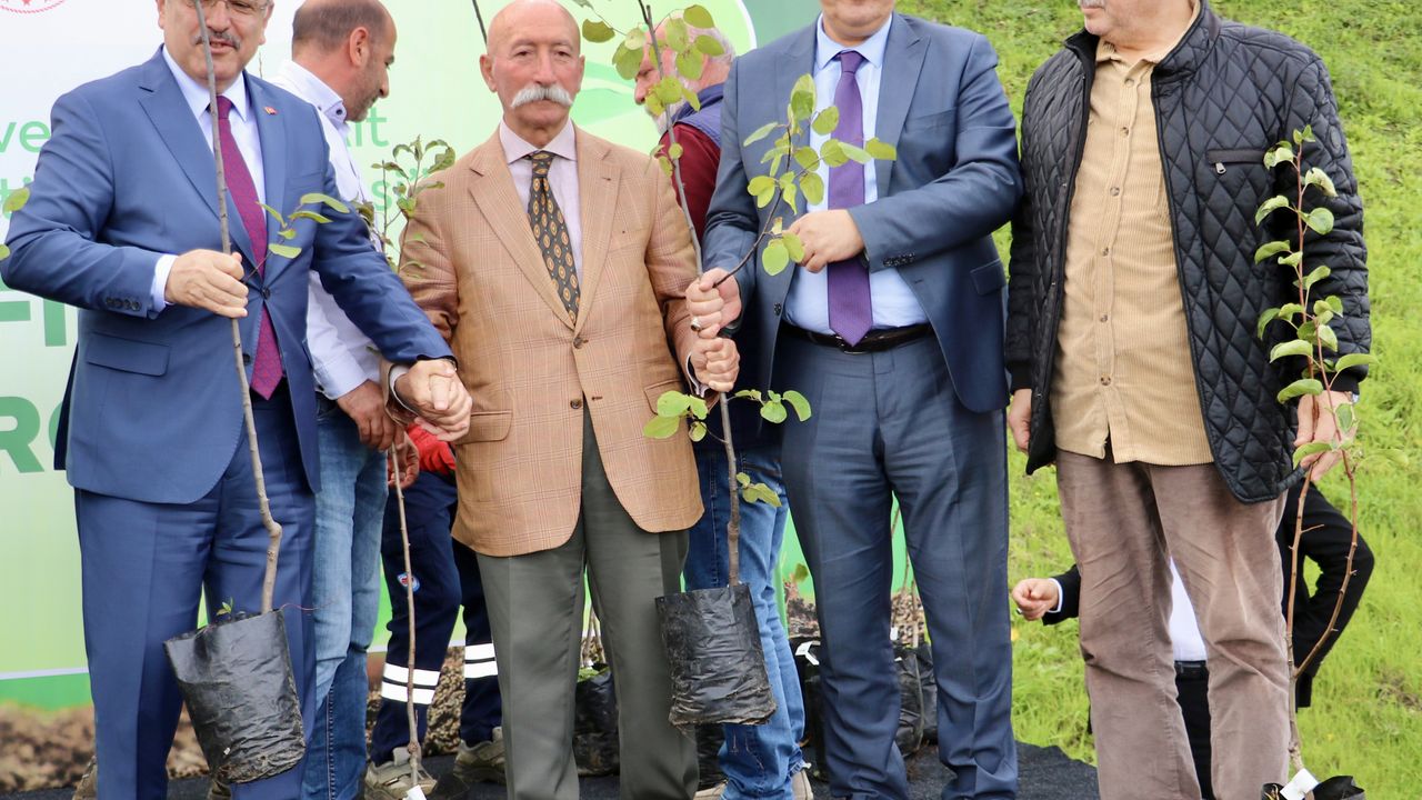 Trabzon'da üreticilere ücretsiz 5 bin 300 meyve fidanı dağıtıldı