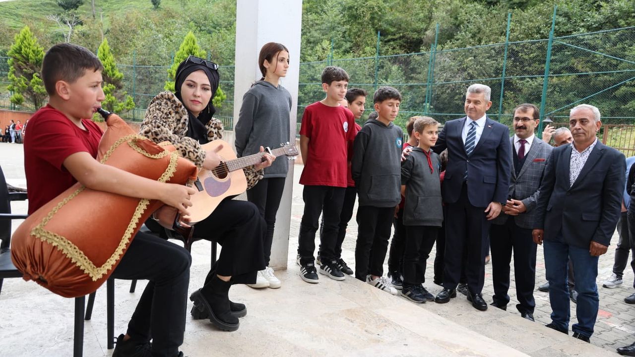 Vali Ergün, Hopa'da öğrencilerle bir araya geldi