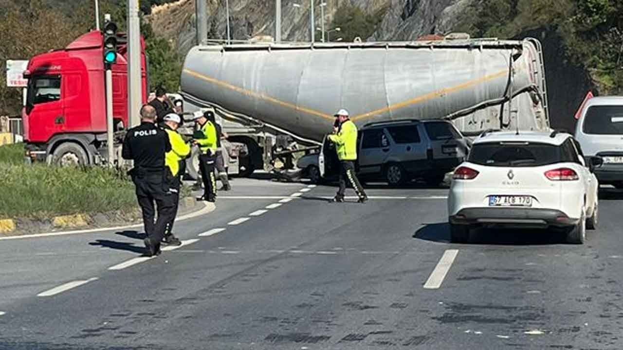 OTOMOBİL TIRIN ALTINA GİRDİ