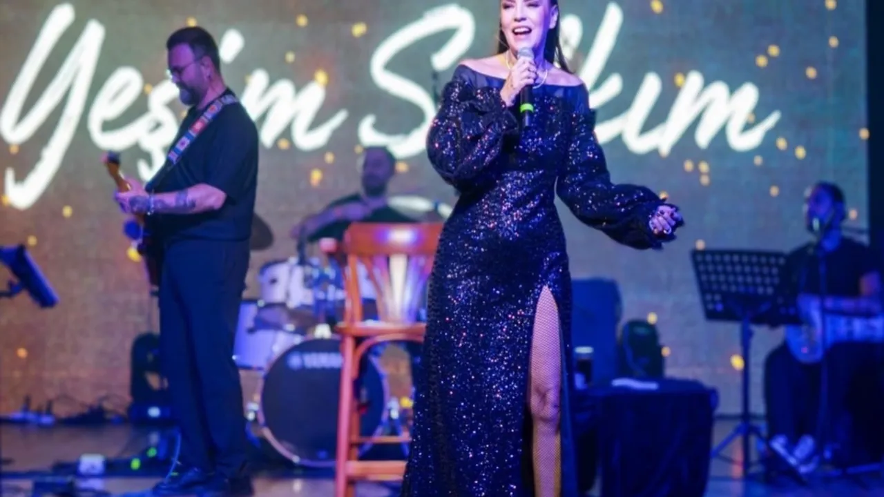 Yeşim Salkım'dan Kıbrıs'ta coşkulu konser