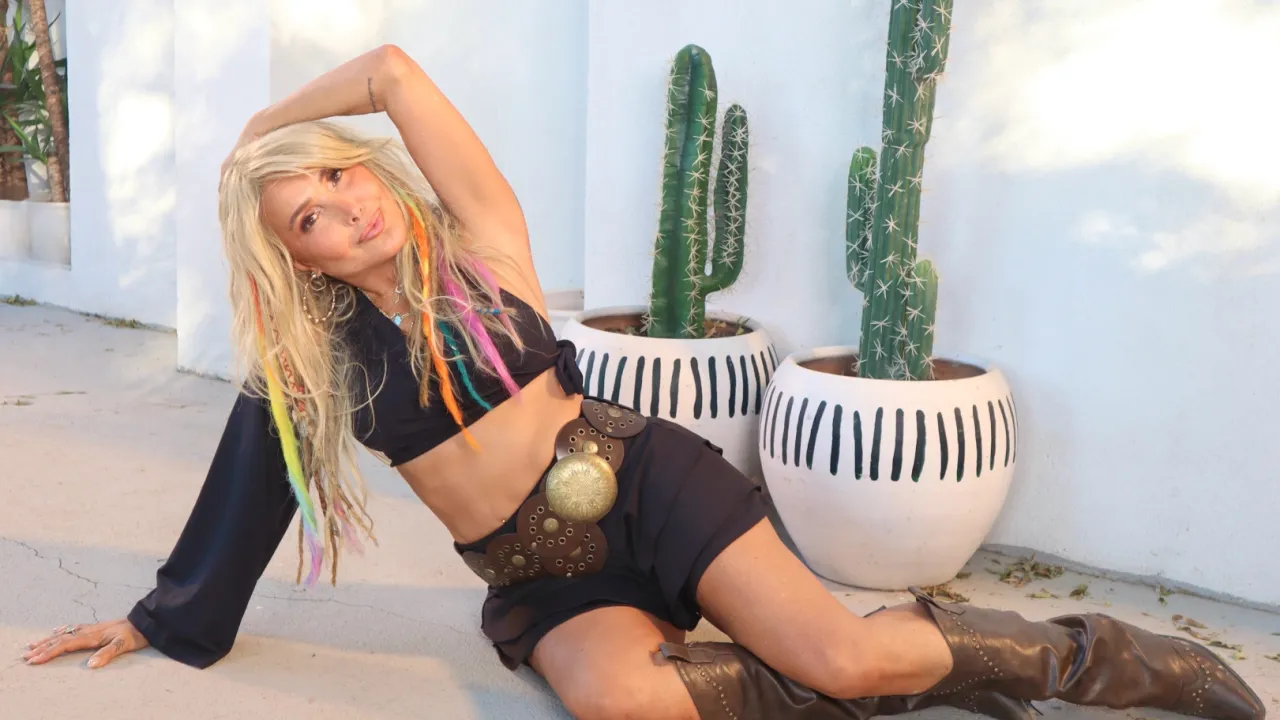 Yonca Evcimik'ten 'Lambada' ile muhteşem dönüş... Müzik listelerine enerji geldi!