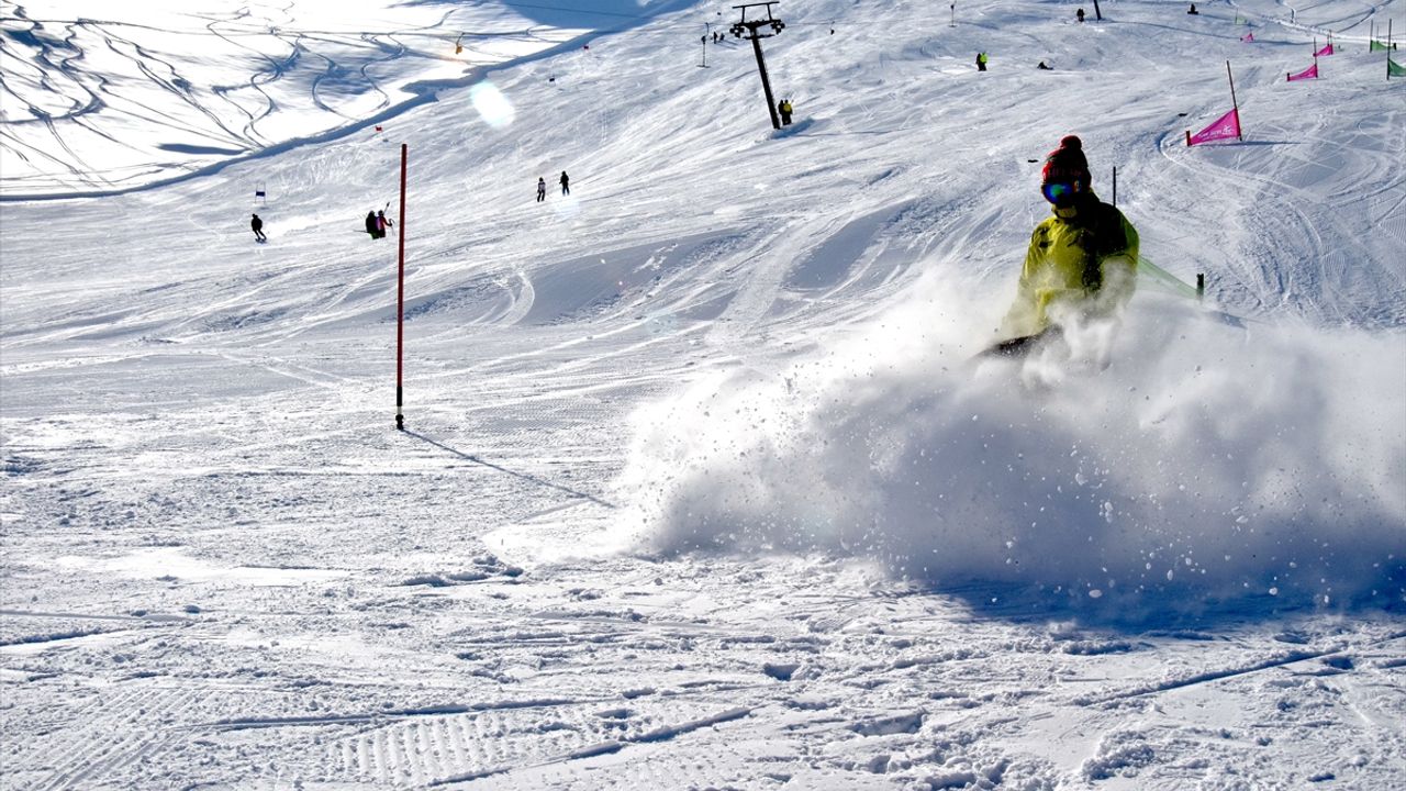 Bitlis'te 'Snowboard, Alp Disiplini ve Kuzey Disiplini İl Birinciliği Yarışmaları' yapıldı