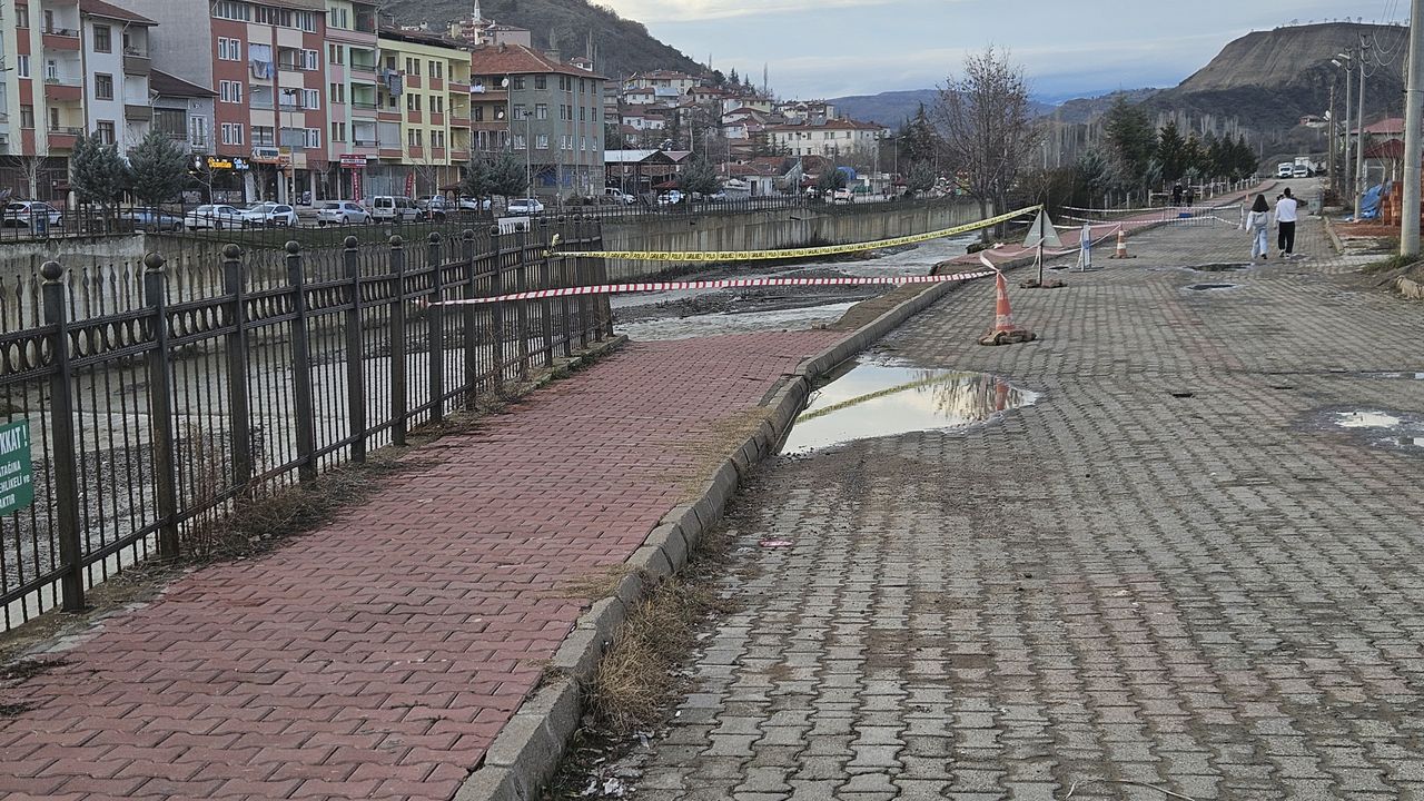 Çorum'da çay yatağı kenarındaki istinat duvarı çöktü