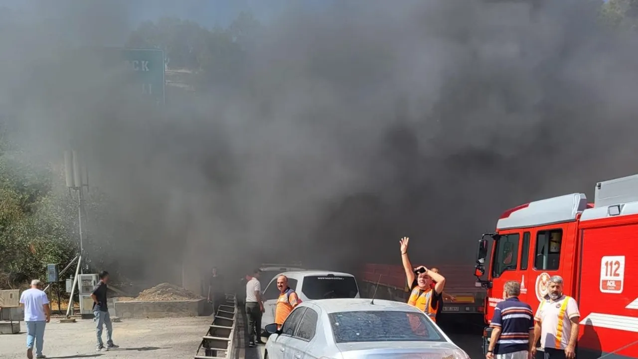 Bayraklı Tünelleri'ndeki tır yangını kısa sürede söndürüldü